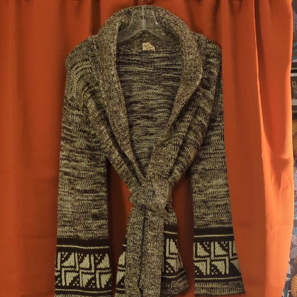 Vintage Cozy Brown and White Knit Sweater With Belt